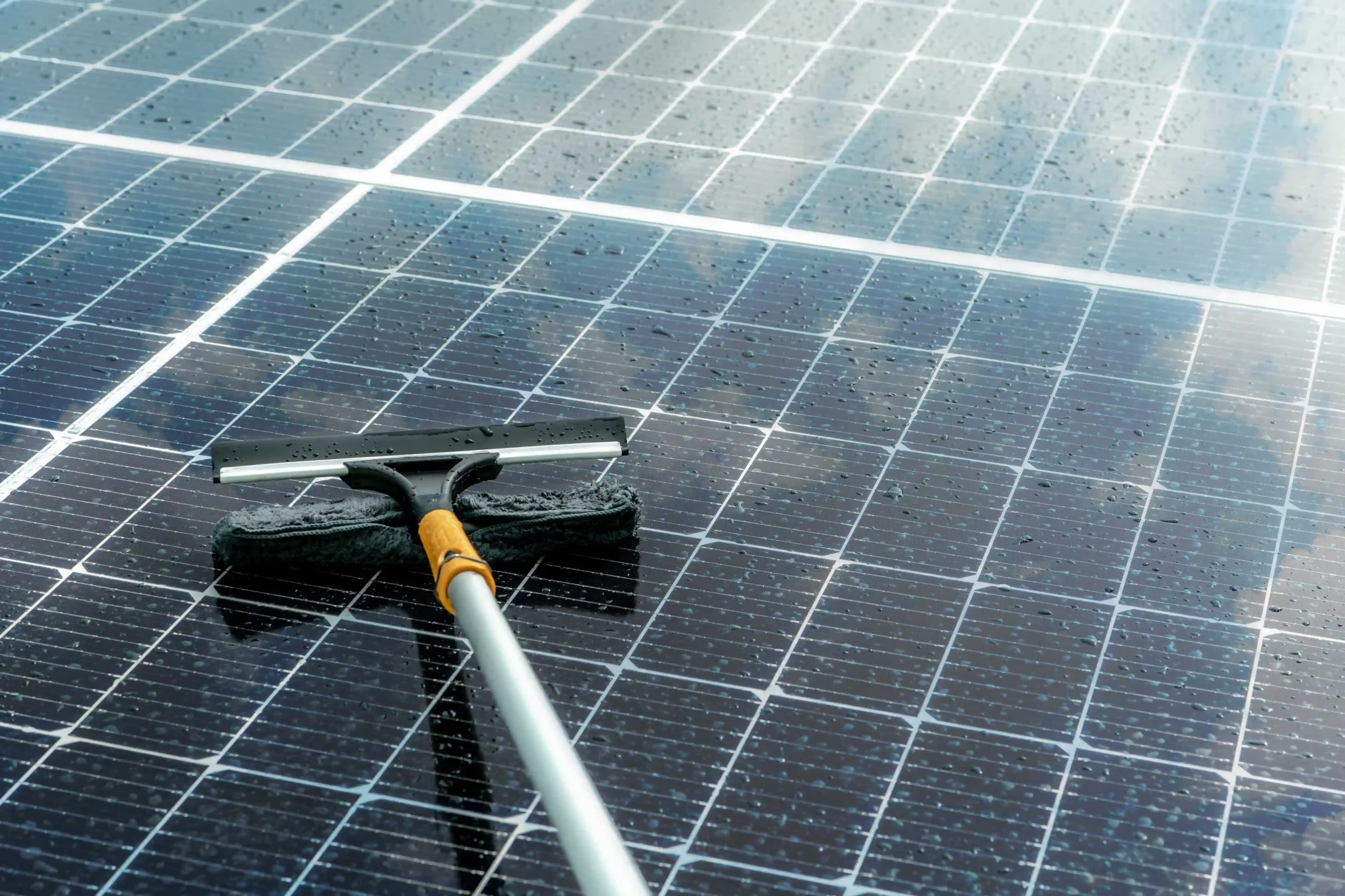 Fasadų ir saulės elektrinių valymas